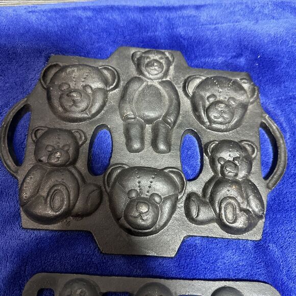 Vintage Gingerbread Man & Teddy Bear Cast Iron Cornbread Muffin Cake Pan Candle - Picture 9 of 11